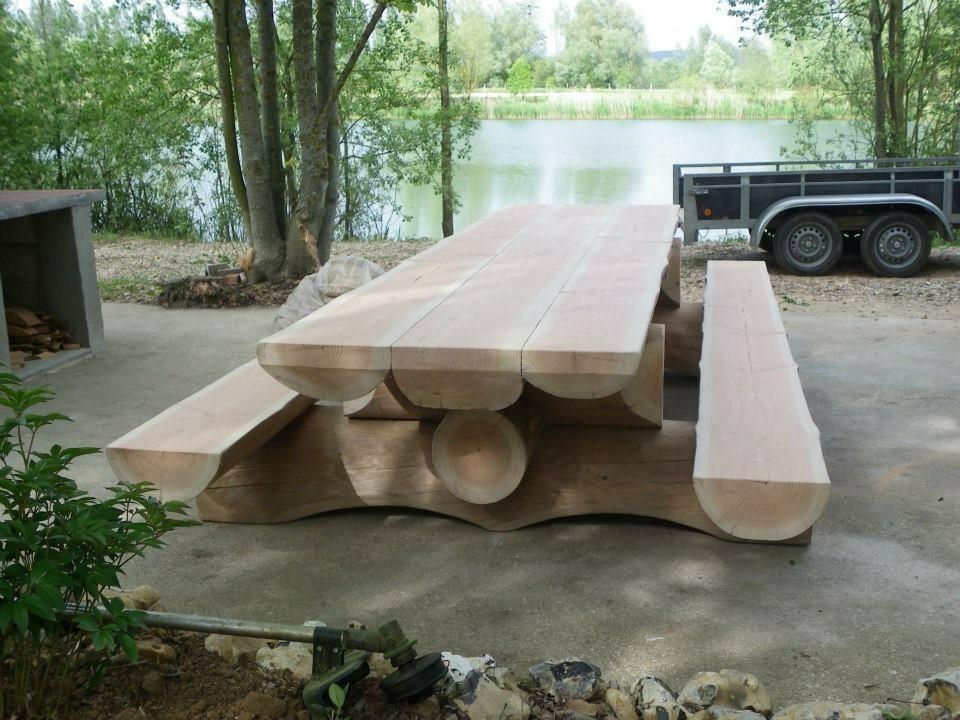 Réaliser une table-banc en rondins